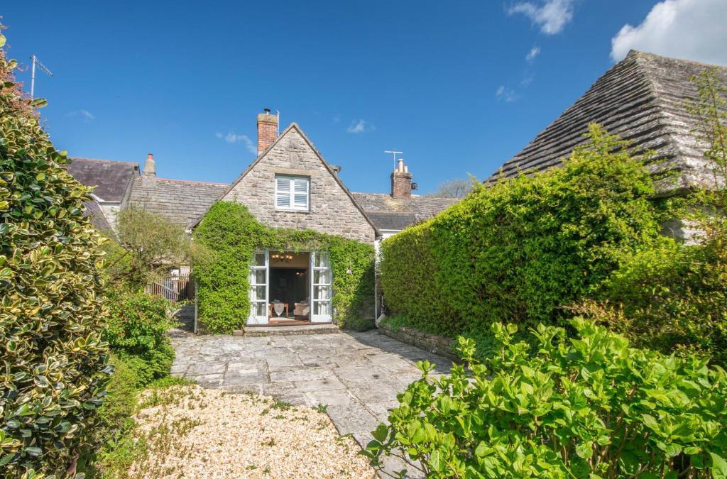 Corfe Castle Village House | 3 Bed in Corfe Castle DC084