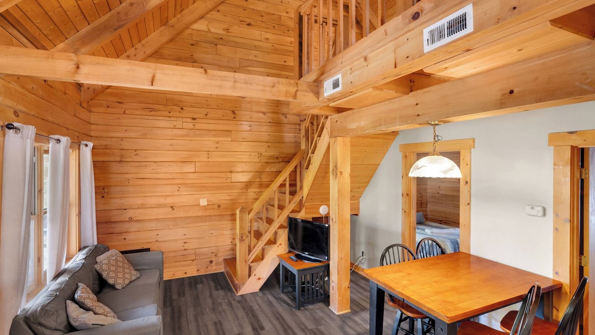Jamestown Cabin | 3 Bed Log Cabin Located 0.5 miles from Safe Harbor Jamestown #302