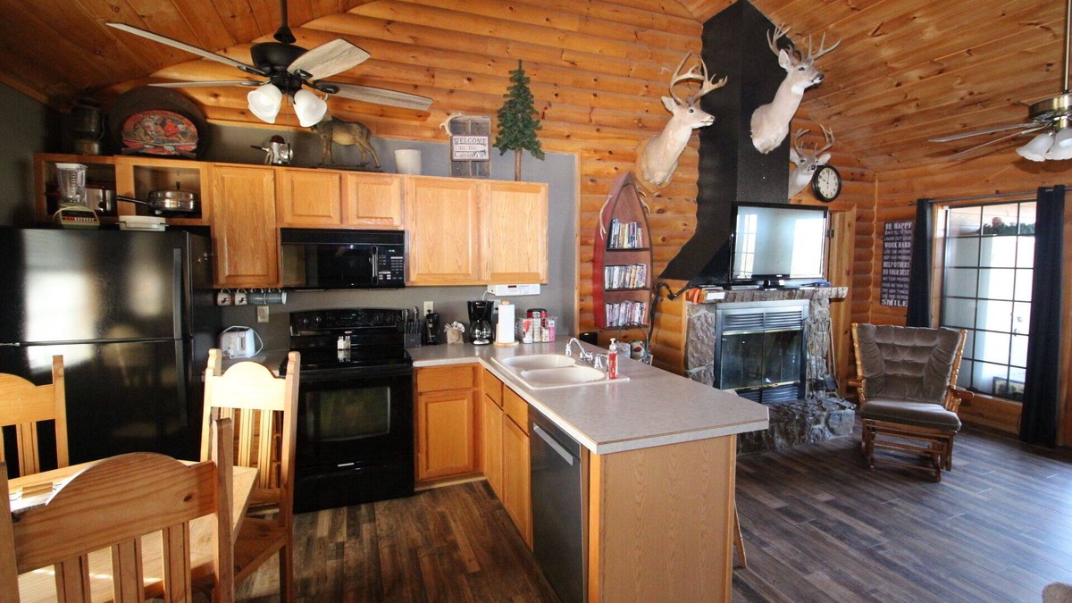 Notch Estates Cabin | 3 bed Log Cabin, w/2 Jacuzzi, 1 mi to SDC, 2 pools, nature trails, private lake