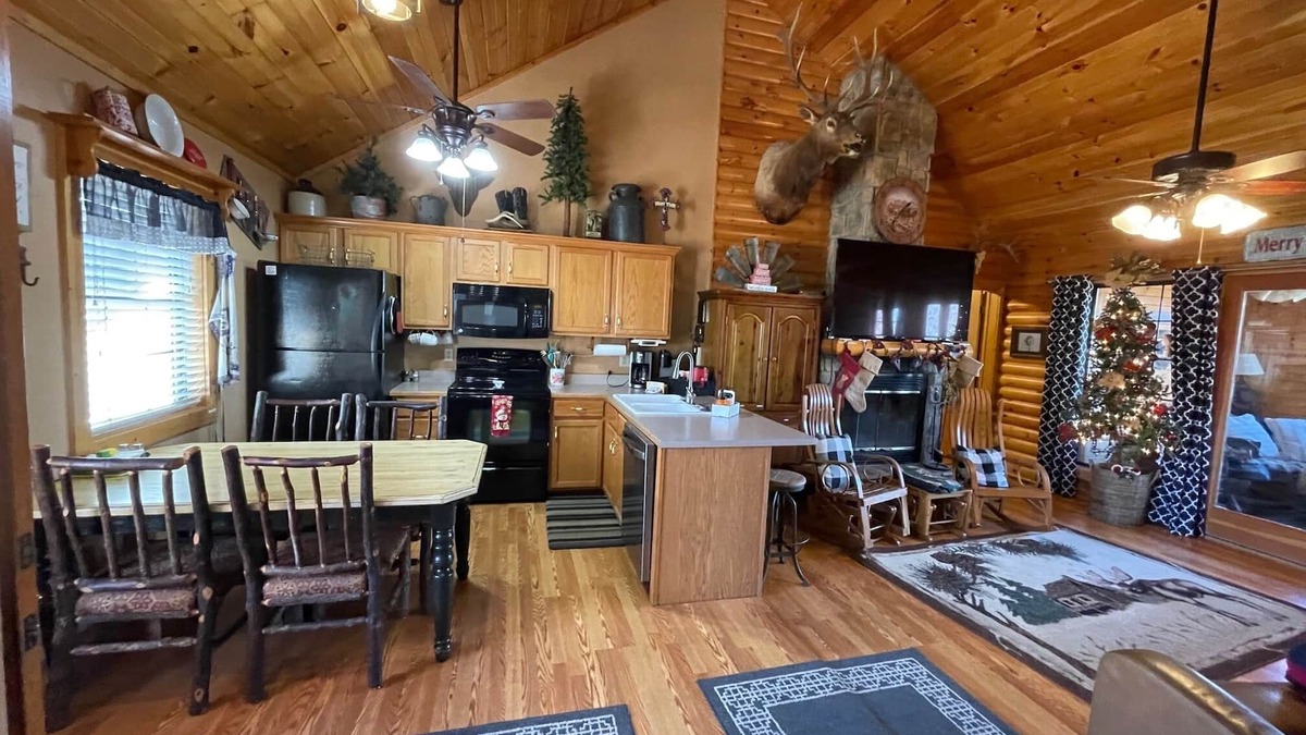Notch Estates Cabin | 3 bed Log Cabin, w/2 Jacuzzi, 1 mi to SDC, pool, nature trails, private lake