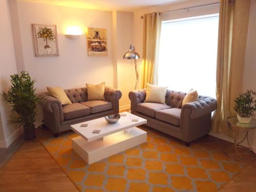 Northampton Apartment | 3 Bed Luxury Town Center Apartment with 50 inch 4K TV (Netflix & NowTV Ent. Pass)
