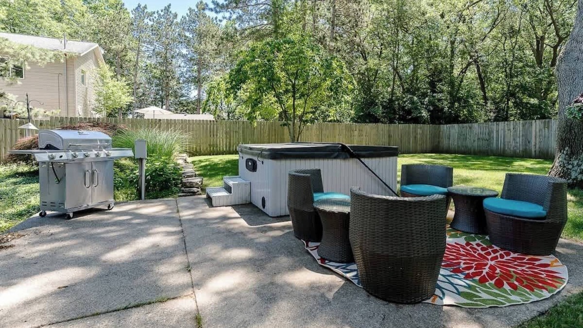 Holland House | 3 Bed - Outdoor living with hot tub near beaches