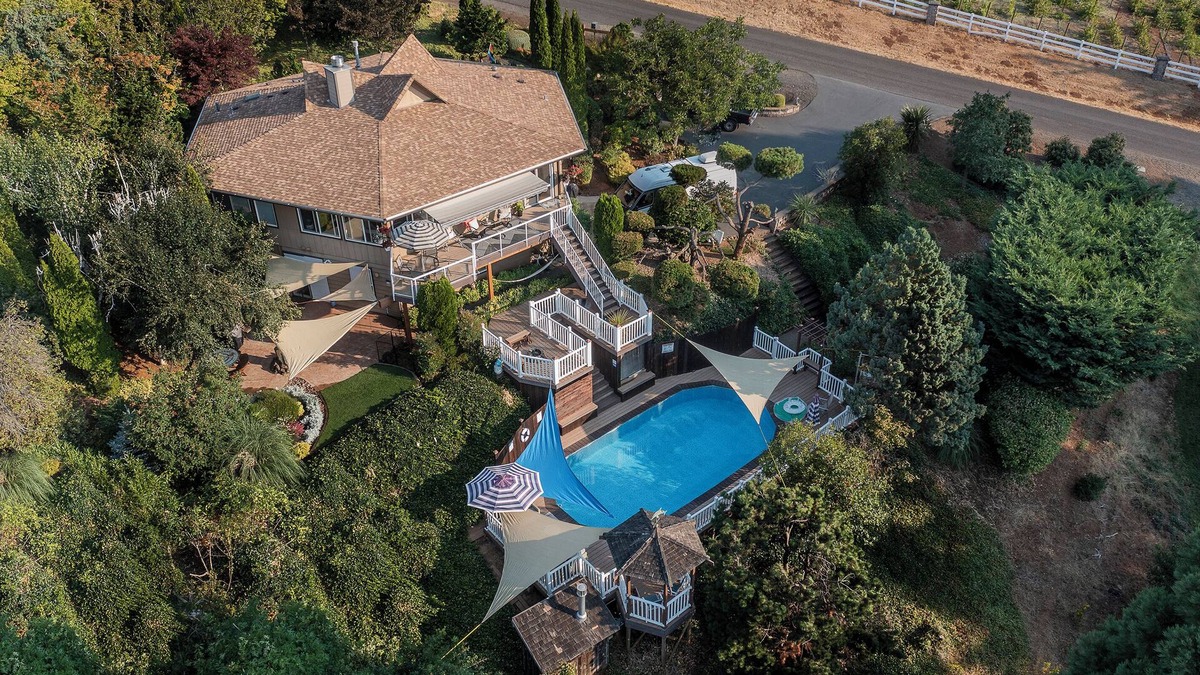 Dundee House | 3 Bed Private Villa in Wine Country with Pool + Hot Tub