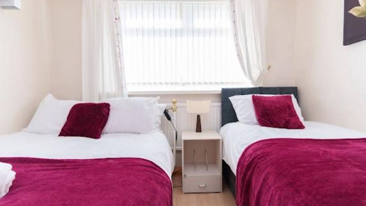 Harehills Apartment | 3 Bed Sleeps 6 Alexander House with parking/garden