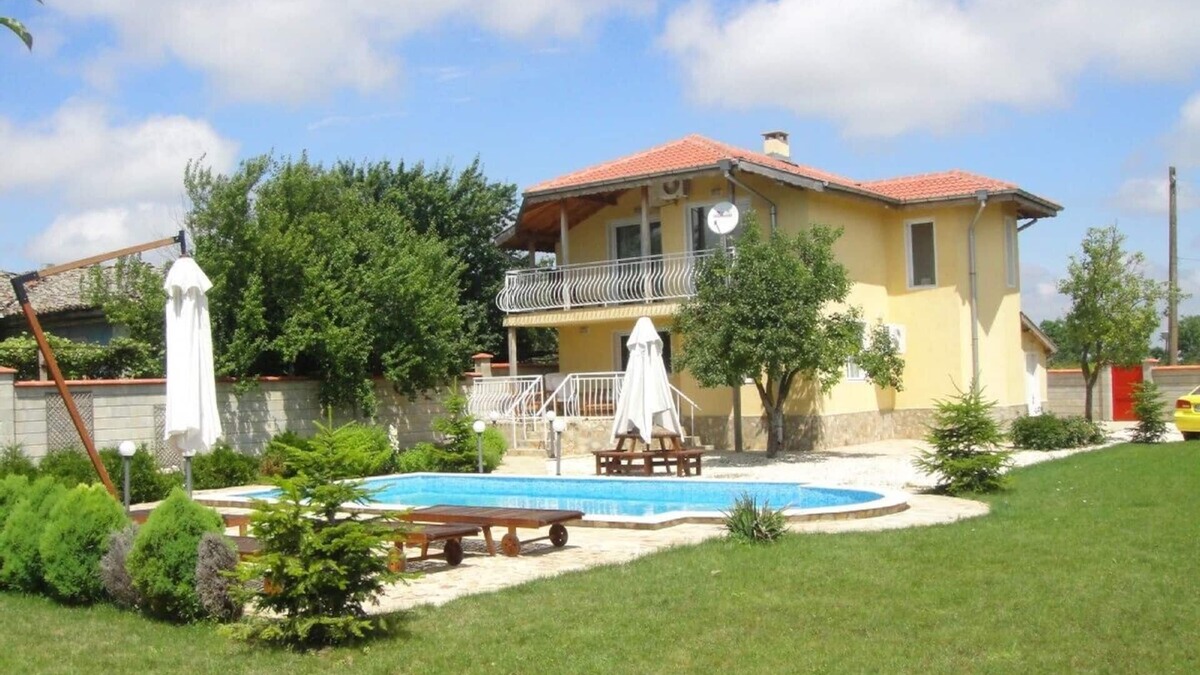 Dobrich Villa | 3 bed villa (sleeps 6-8), heated pool, a/c, garden, village location, by sea