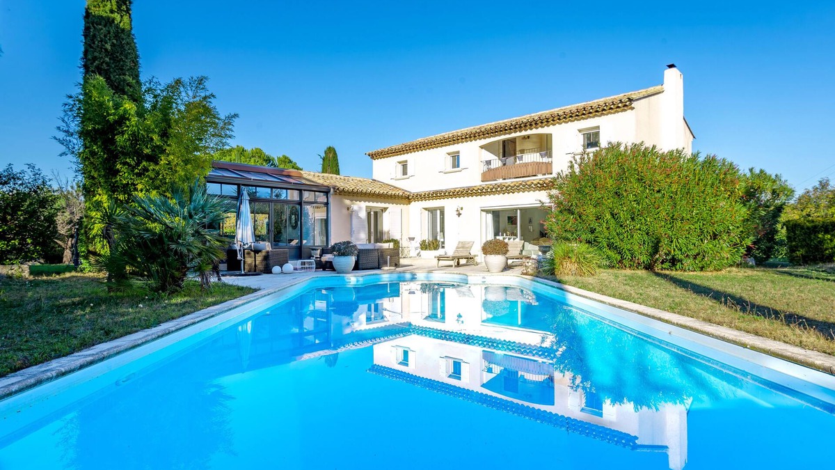Maubec Villa | 3 bed villa with heated pool, air conditioning, walking distance to the village