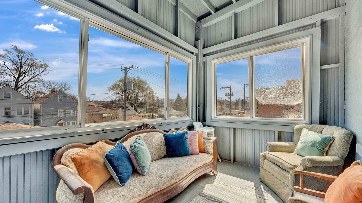 Berwyn Condo | 3 Bed Vintage Condo In Chicagolands Trendy Berwyn 3 Bedroom Condo by AllSet Turnover