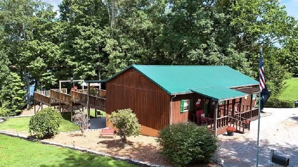 Scottsville Cabin | 3 Bedroom, 1 1/2 bath, Lakeview Cabin -pontoon available- June-Sept