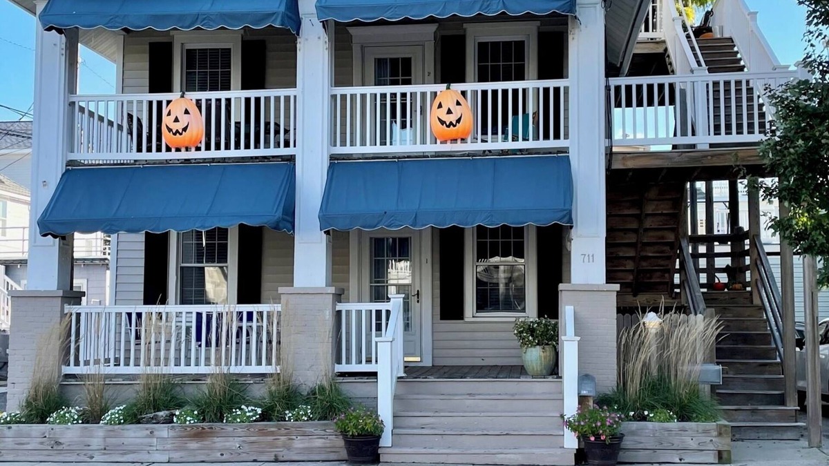 North End Condo | 3 Bedroom, 1 1/2 bath North End condo just a short walk from the beach