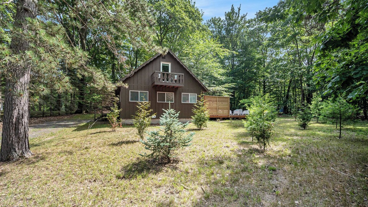 Ludington Ski Chalet | 3 Bedroom, 1.5 Bath Chalet minutes from Hamlin Lake. Sleeps 8
