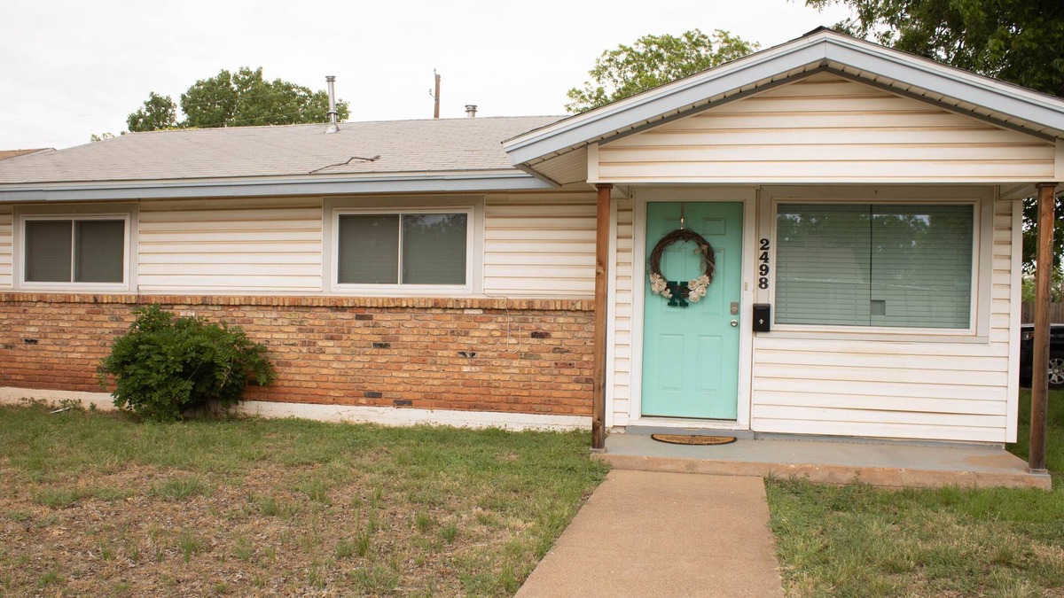 Abilene House | 3 Bedroom 1.5 Bath with Fireplace/Patio to enjoy friends and family