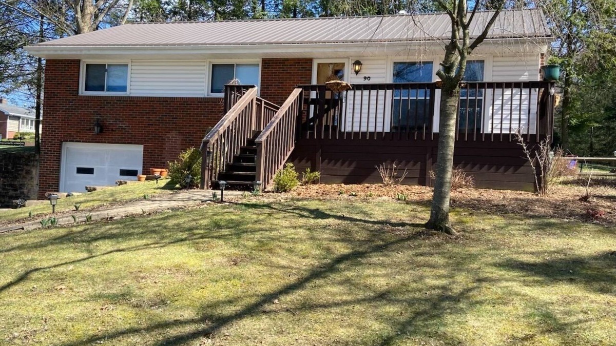 Indiana House | 3-bedroom 1.5 bathroom house in Indiana, PA with WiFi, central AC/heat.