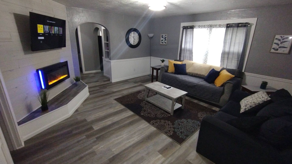 Terre Haute House | 3 bedroom 1 bath. less than a mile to Union Hospital