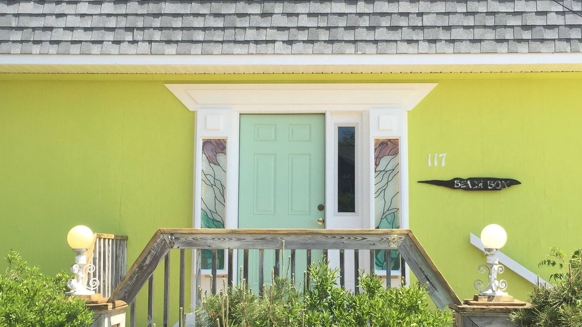 Surf City House | 3-bedroom, 2 1/2 Bath, A/C, Sleeps Up to 8 (10 houses from beach!)
