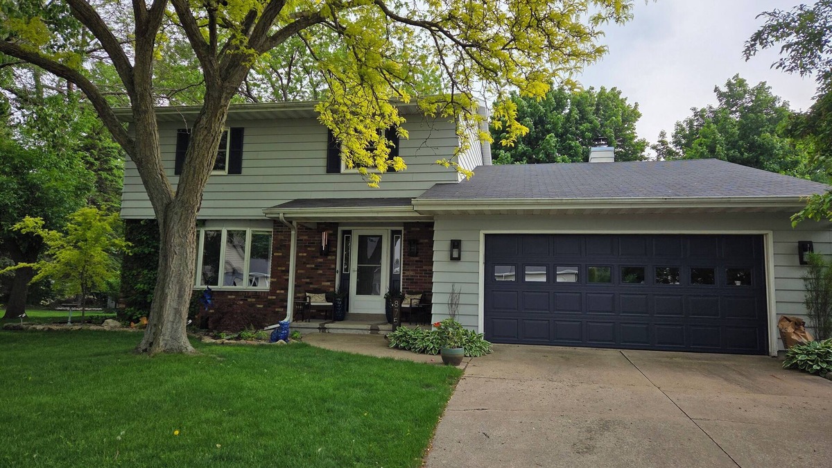 Oshkosh House | 3-bedroom, 2.5 bath home in lovely Oshkosh ready to enjoy during EAA AirVenture