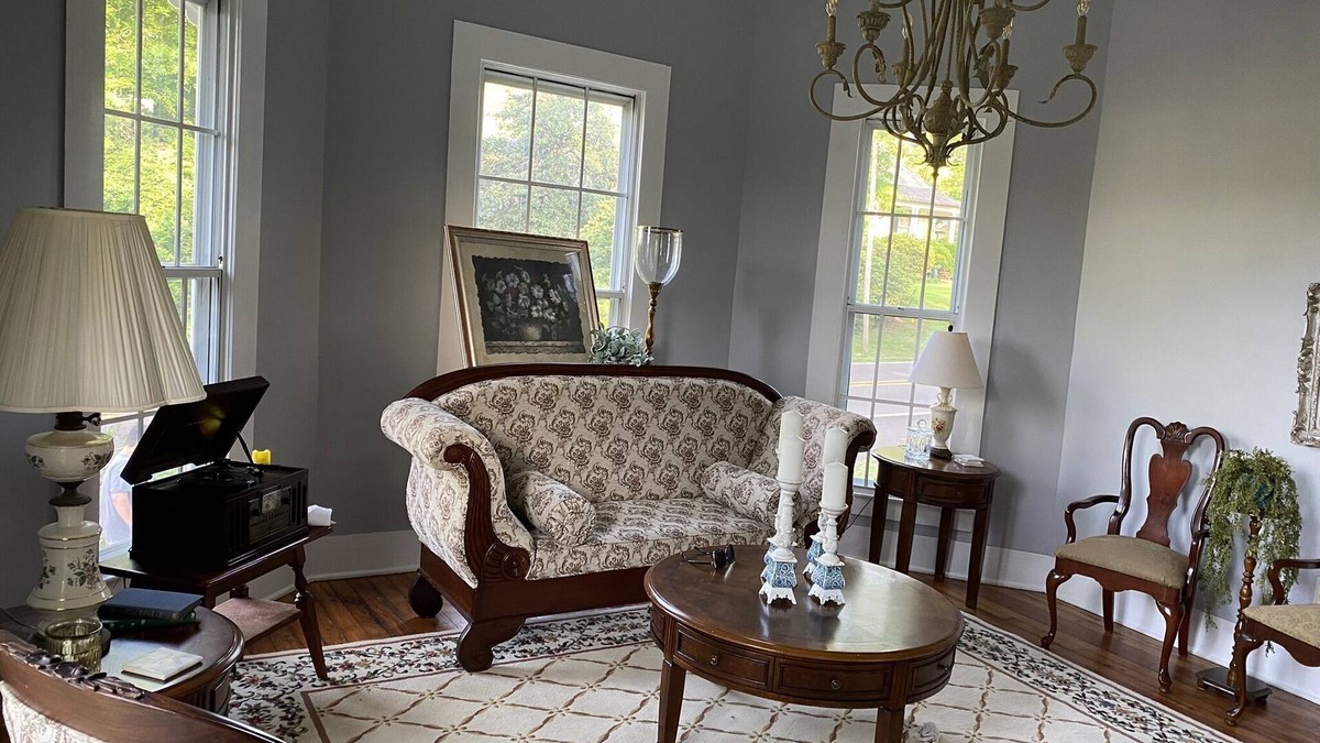 Summit House | 3 bedroom 2 bath Historic Home