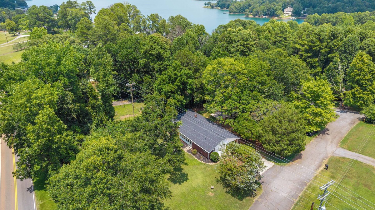 Seneca House | 3-bedroom 2 bath home located minutes from Keowee Mariana, shopping and Clemson