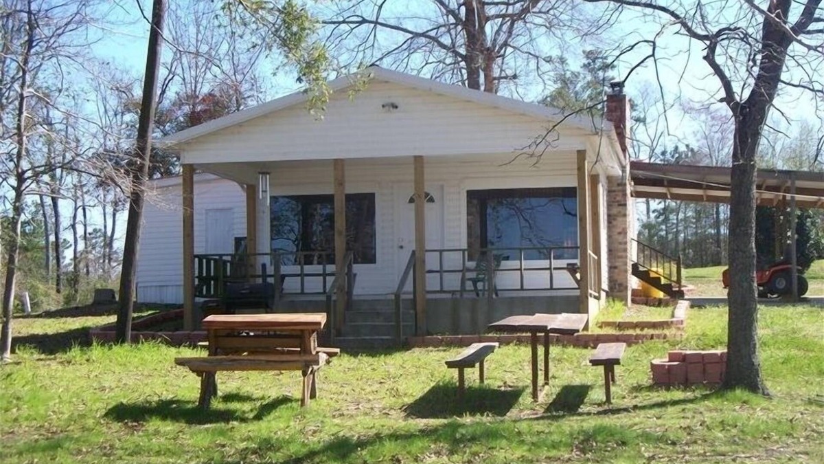 Zwolle House | 3 bedroom, 2 bath home with Awesome Lake Views and Your Very Own Private Pier.