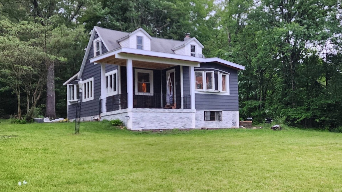 Pine Bush House | 3-Bedroom - 2 Bath House - Front Covered Porch - Fire Pit - Patio - Grill - wifi