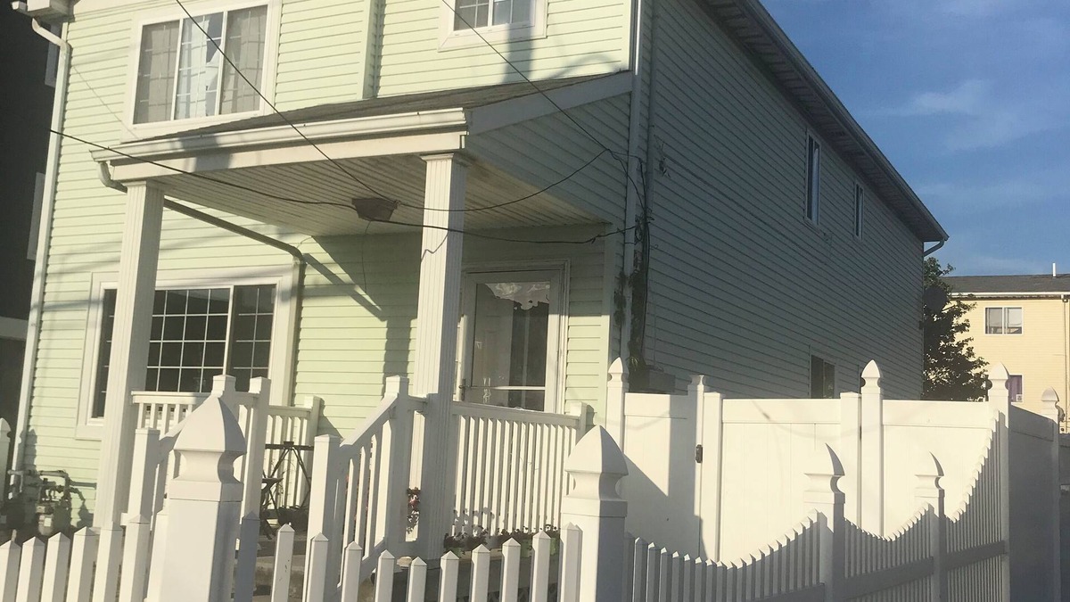 Queens House | 3-bedroom & 2-bath house near Beach with 2 car parking