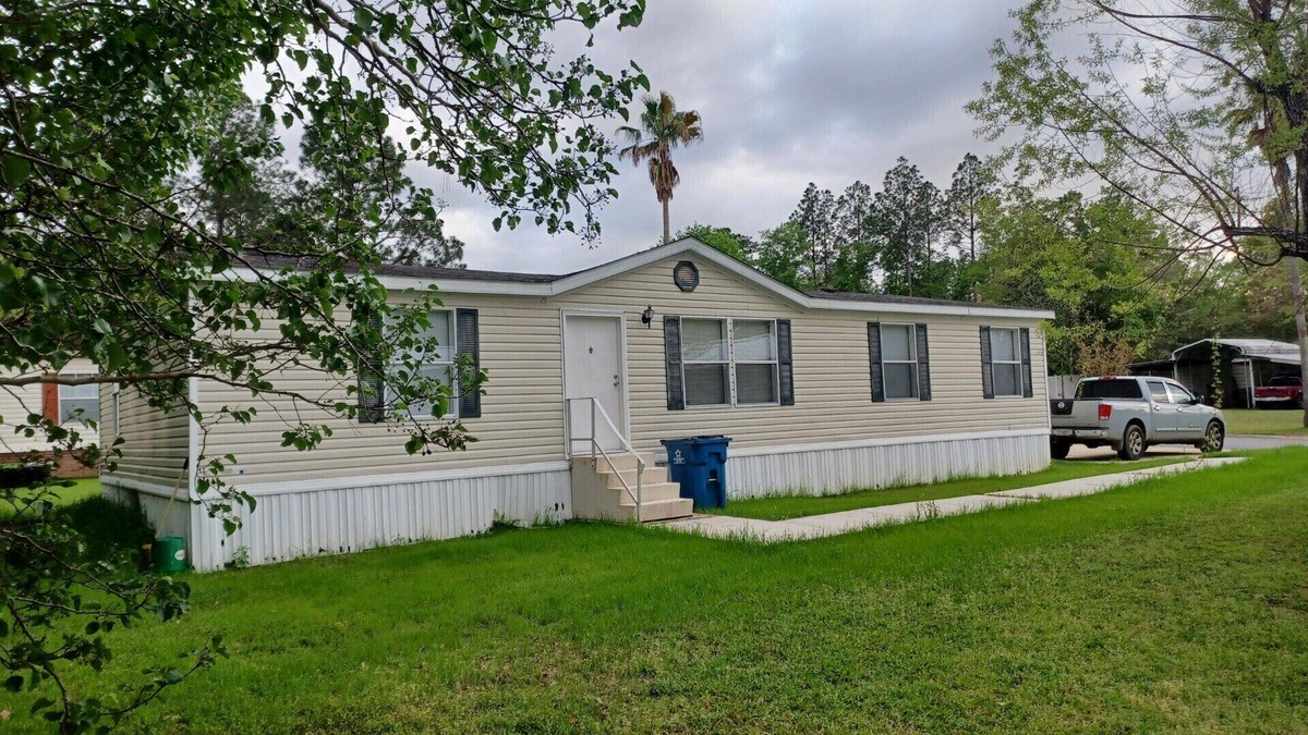 Elberta House | 3 bedroom, 2 bath mobile home in peaceful neighborhood.