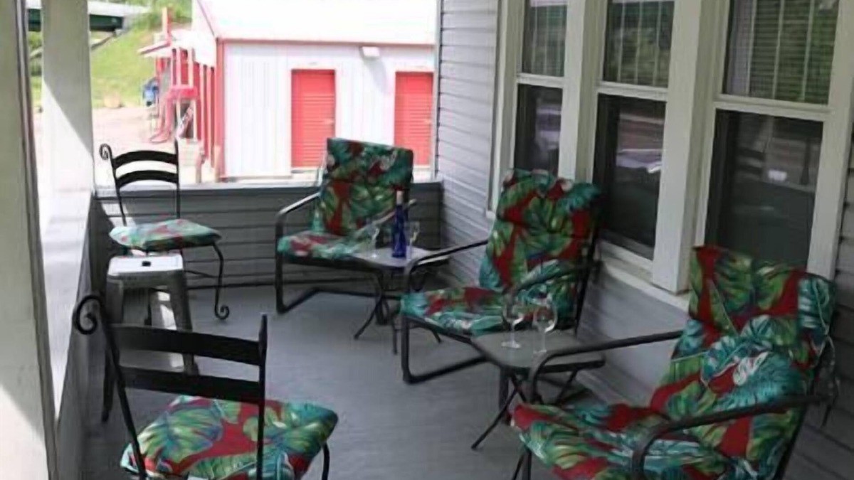 Athens House | 3 Bedroom, 2 Bath, Porch, FREE Wi-Fi, Washer/Dryer