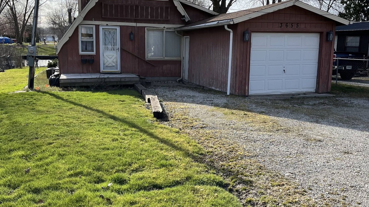 Pierceton House | 3 bedroom 2 bath renovated A frame on channel to Kuhn lake and the Barbee Chain