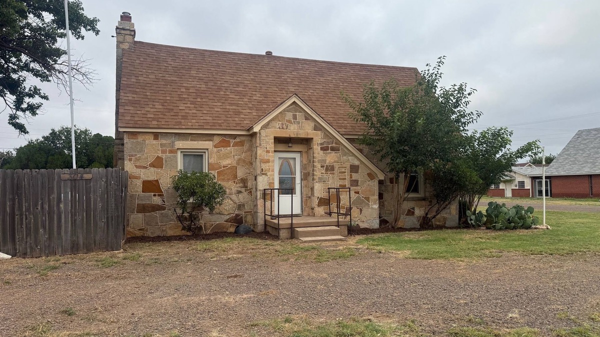 Crowell House | 3 bedroom/2 bath, two story rock house is ready to accodomate you and your crew!
