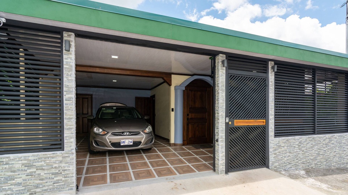 Barrio Pilo Villa | 3 Bedroom & 2 Bath Villa just 3 blocks from Downtown La Fortuna