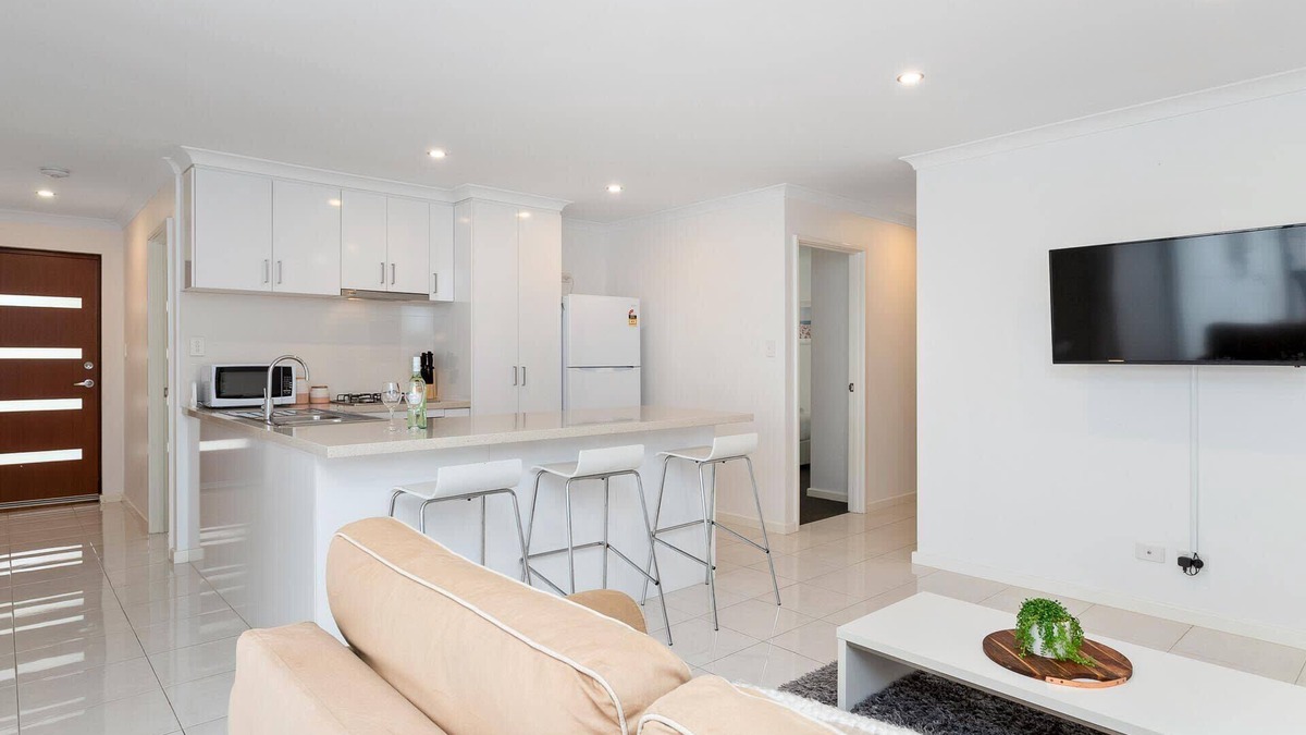 Munster House | 3-Bedroom, 2-Bathroom Family Home in Lake Coogee