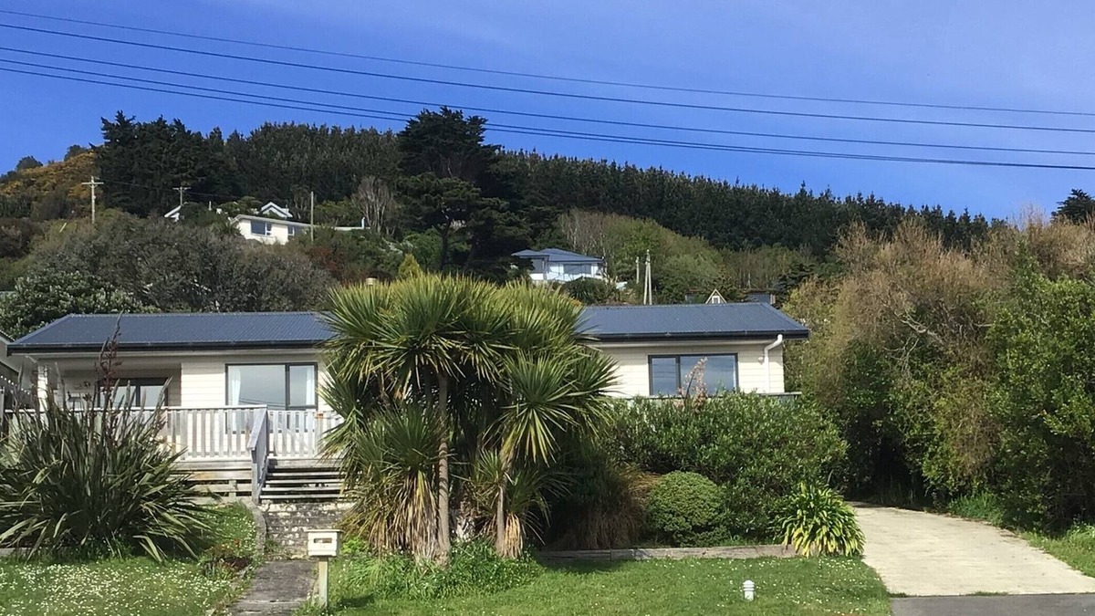 Bluff House | 3 bedroom 2 bathroom north-facing house with sea views