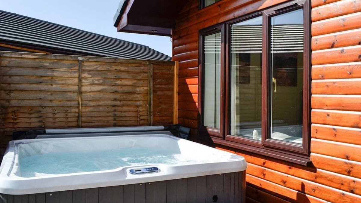 Fintry House | 3 bedroom 2 bathroom Spey lodge with hottub and excellent views