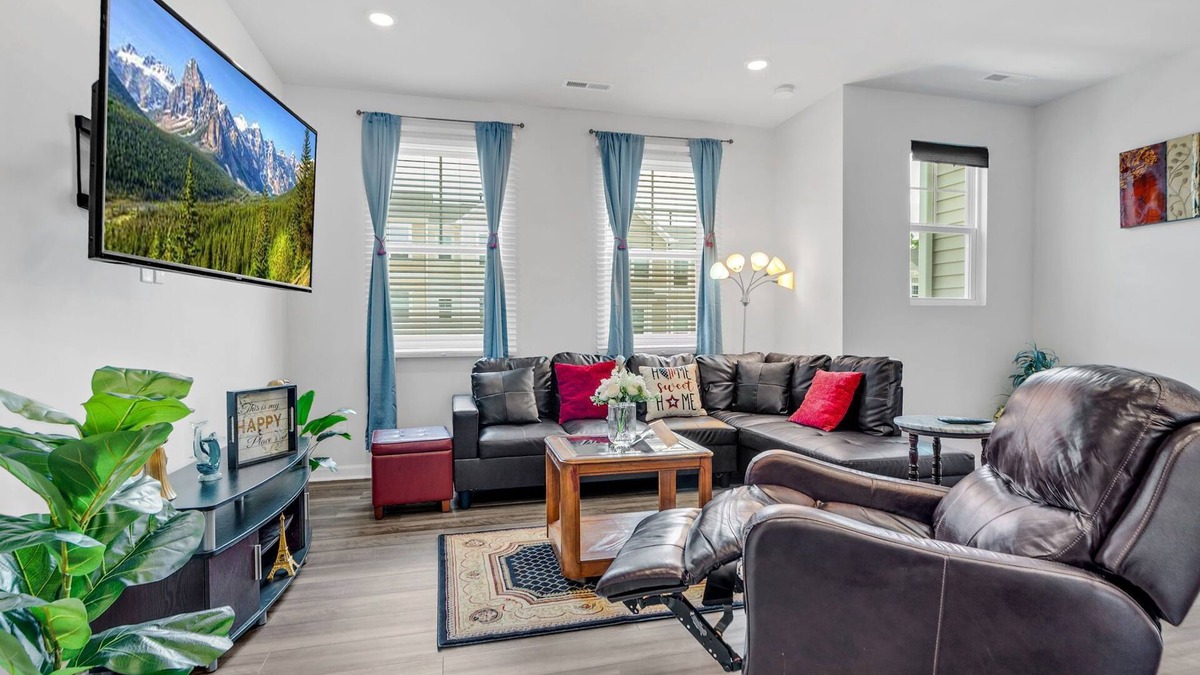 Durham House | 3-bedroom/3.5 bath near RDU/RTP with personal workspace,smart TVs, pool,dog park