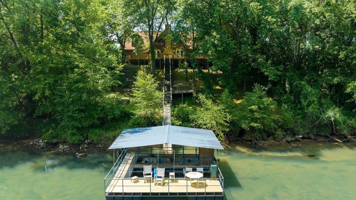 Pangburn House | 3 Bedroom 3 Bathroom Cabin on Little Red River w/Private Dock!