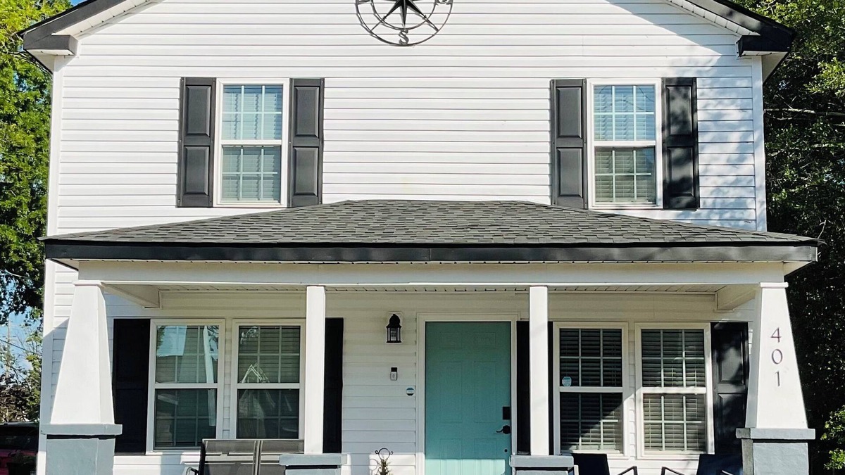Pembroke House | 3-bedroom 3 bathroom house with full kitchen in charming Pembroke with AC, WiFi.