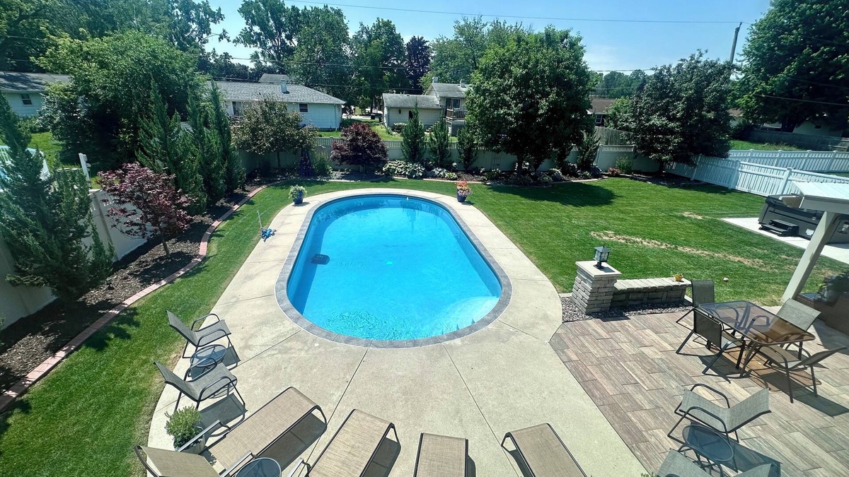 Ashwaubenon House | 3 bedroom 3 full bath, Pool, Hot Tub, huge patio