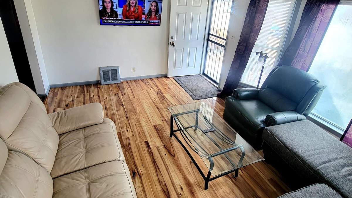 Detroit House | 3 BEDROOM, 3 FULL BATHROOM BUNGALOW HOUSE
