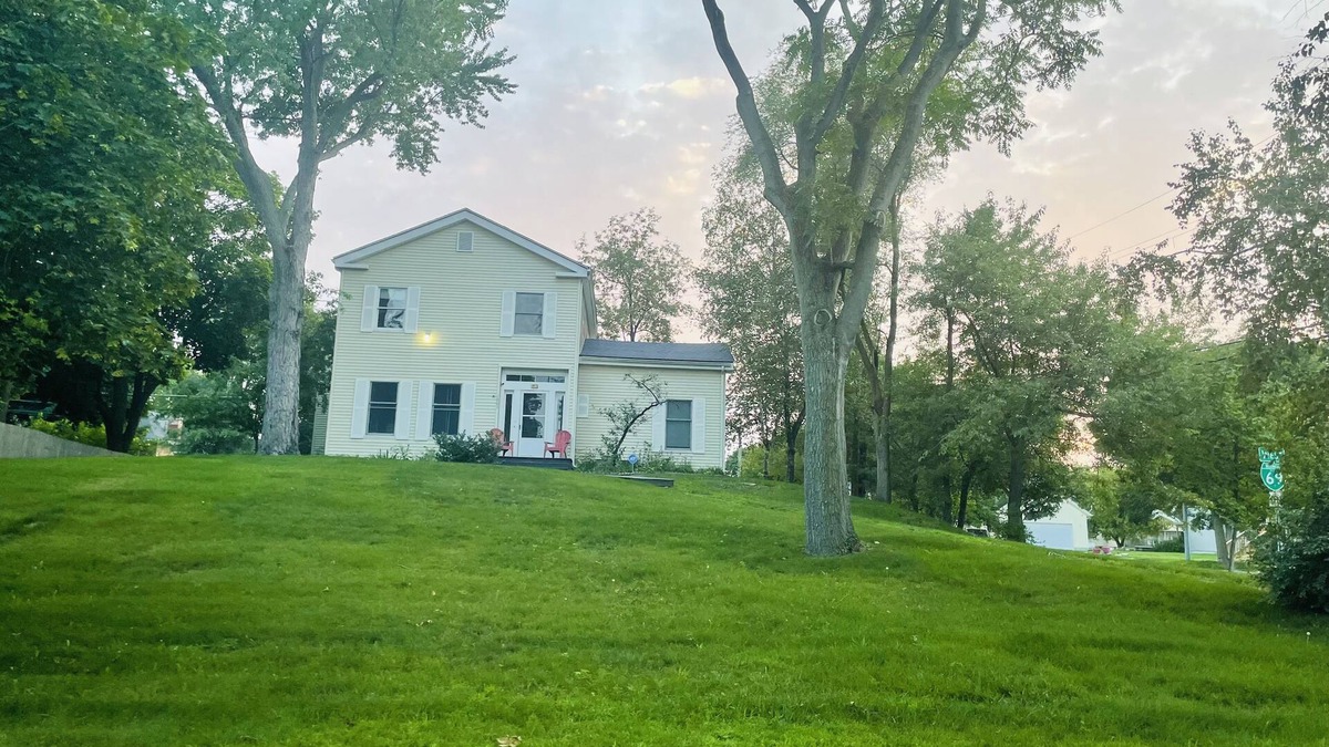 Port Huron Condo | 3 bedroom 4 beds 1800 sq ft spacious ! By the water & all one level place !