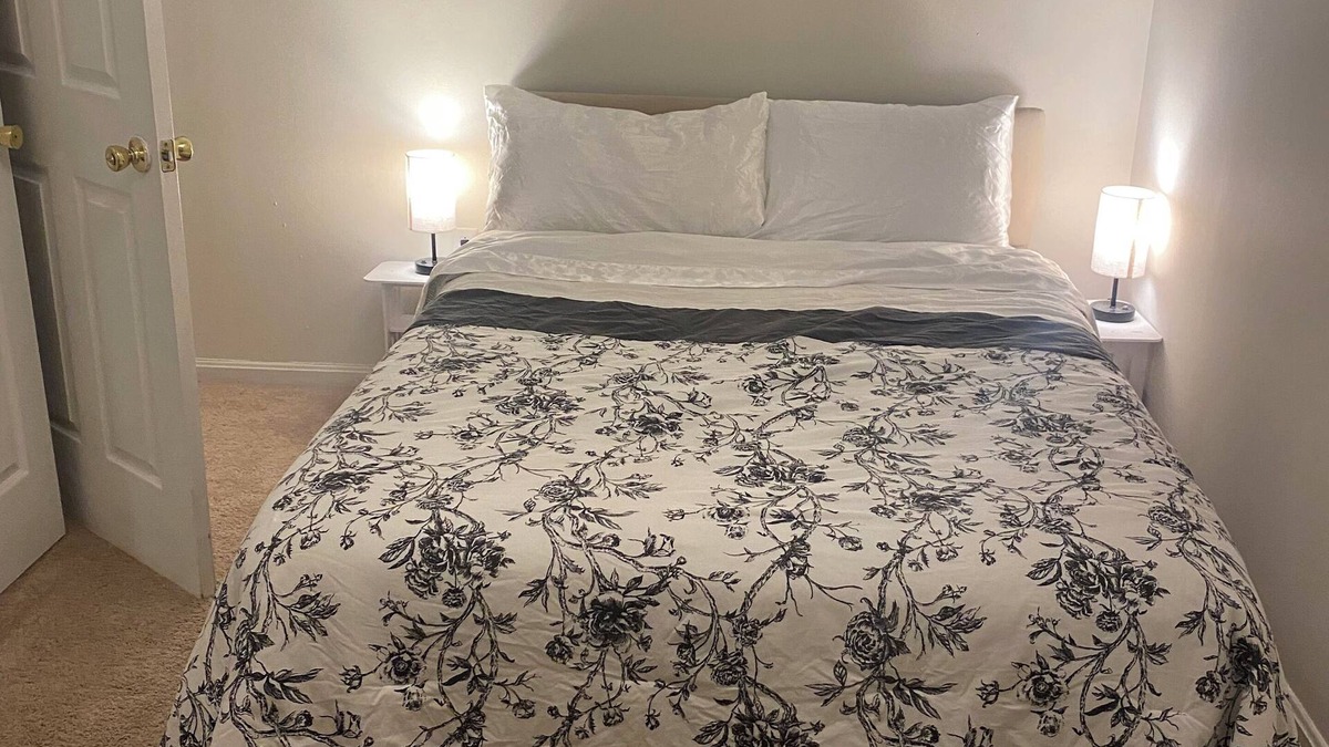 Calverton Villa | 3-bedroom, 4 beds in pleasant Silver Spring with Free parking,Bus Stop next door