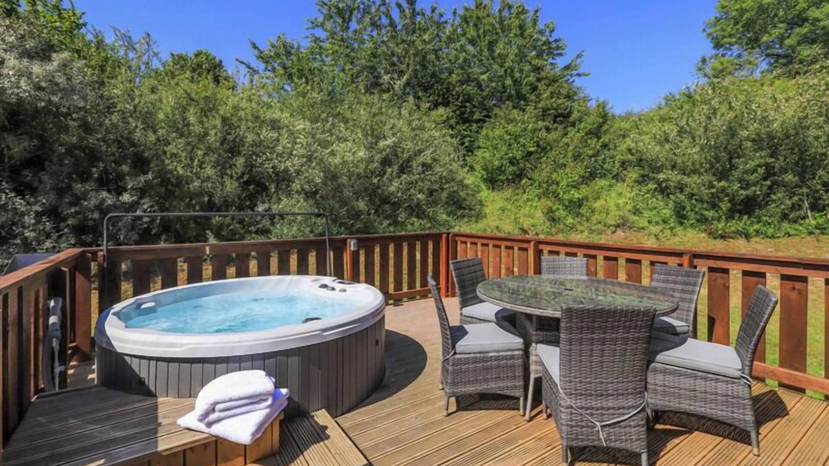 Winchester Cabin | 3 Bedroom, 5 star, award winning Lodge with luxurious hot tub (sleeps 6)