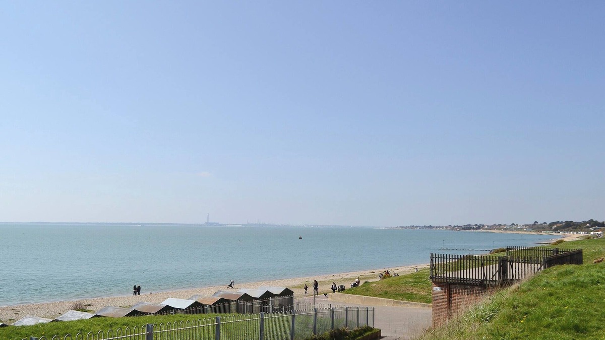 Lee-on-the-Solent Cottage | 3 bedroom accommodation in Lee-on-the-Solent, near Portsmouth