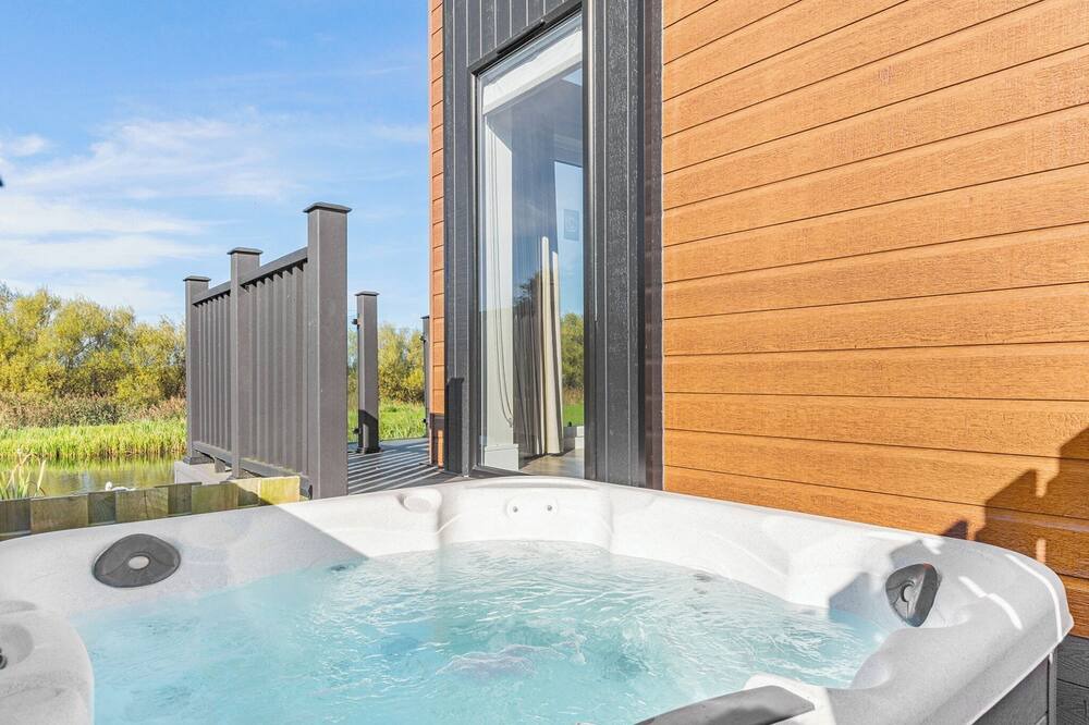Poulton-le-Fylde Ski Chalet | 3 bedroom accommodation in Poulton-Le-Fylde