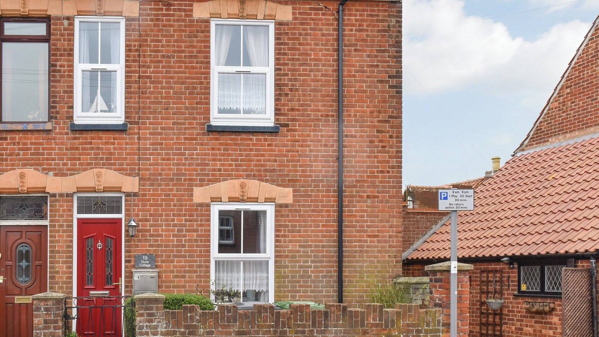 Caister-on-Sea Cottage | 3 bedroom accommodation in Caister-on-Sea