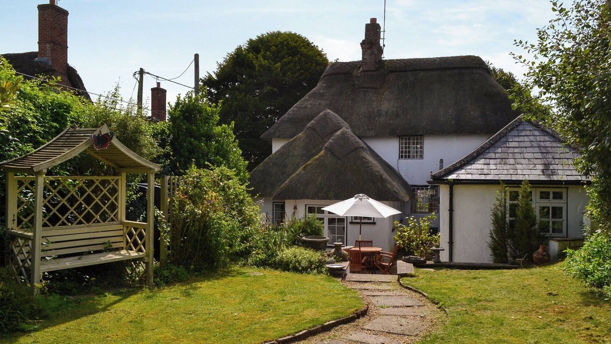 East Woodyates Cottage | 3 bedroom accommodation in Farnham, near Blandford Forum
