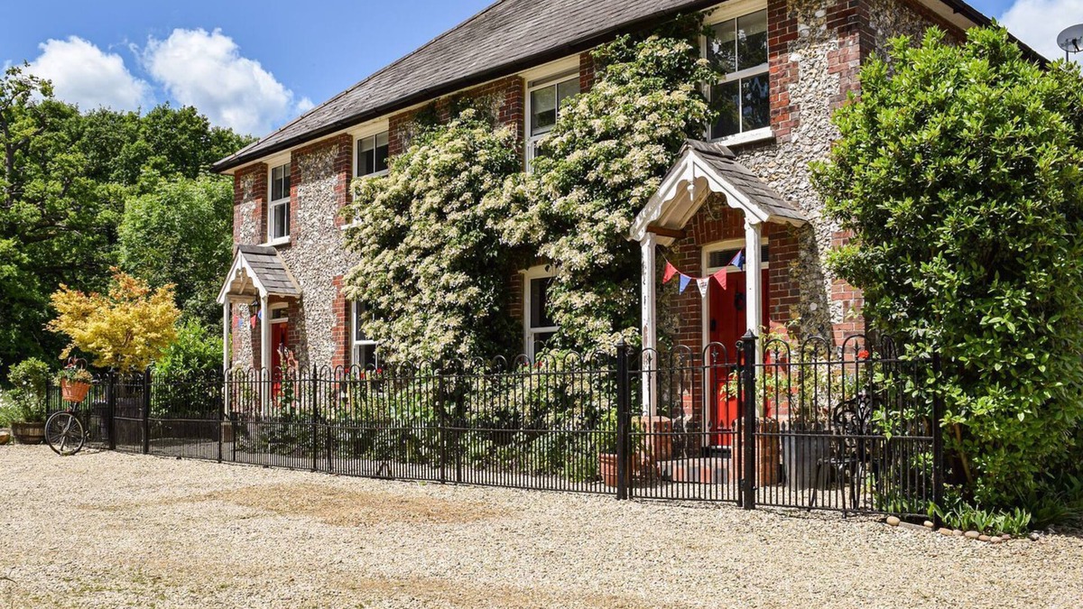 Lacey Green Cottage | 3 bedroom accommodation in Naphill, near High Wycombe