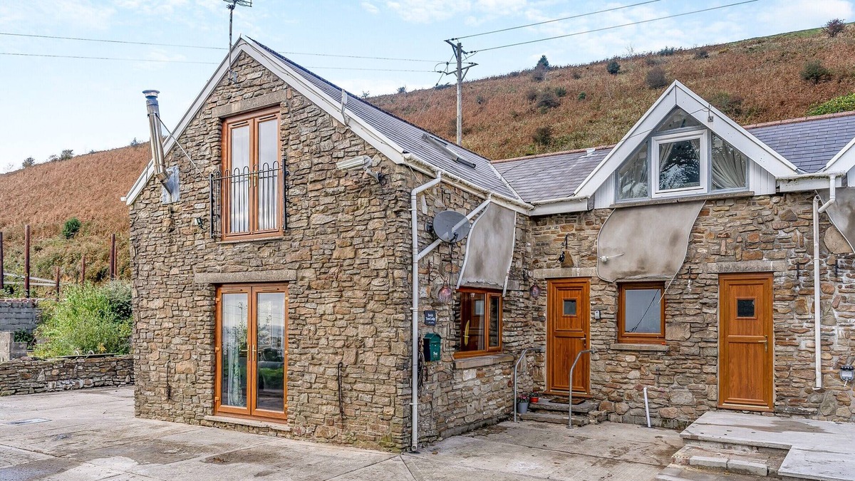 Port Talbot Cottage | 3 bedroom accommodation in Cwmavon, near Swansea
