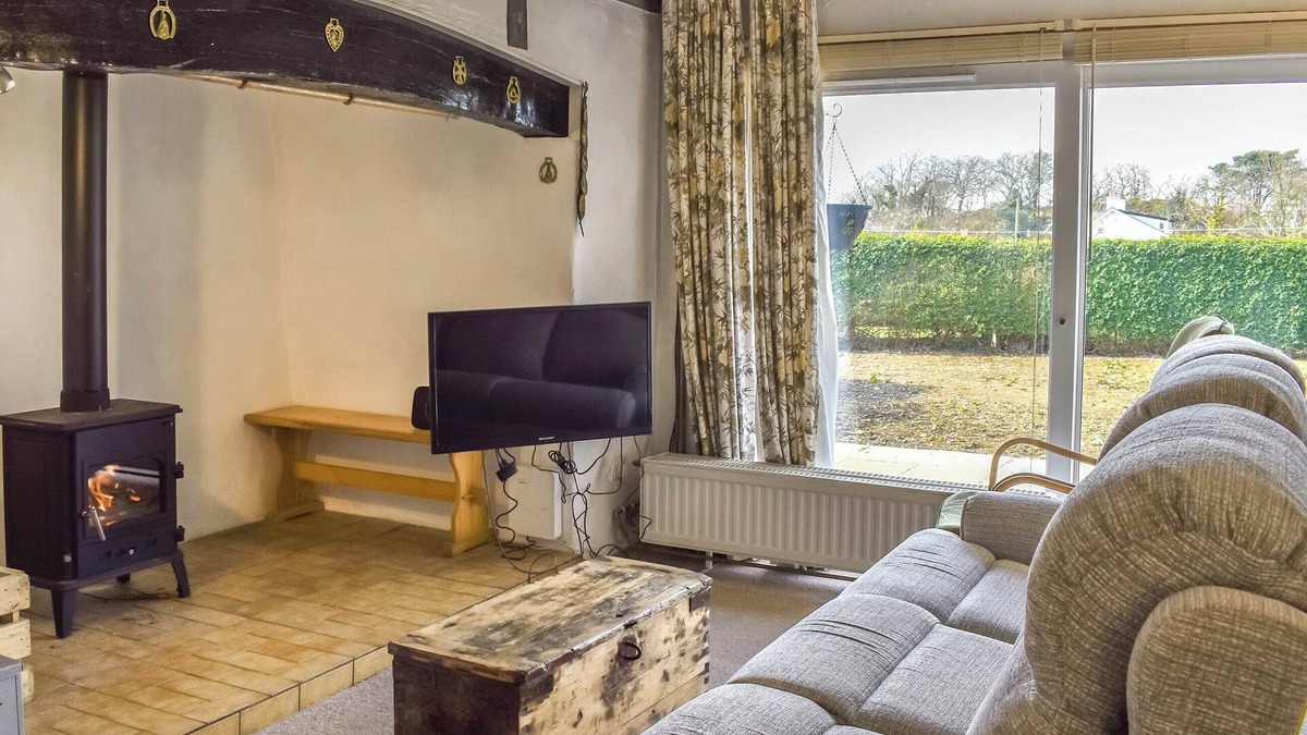 Brynrefail Cottage | 3 bedroom accommodation in Llanddeiniolen, near Bangor