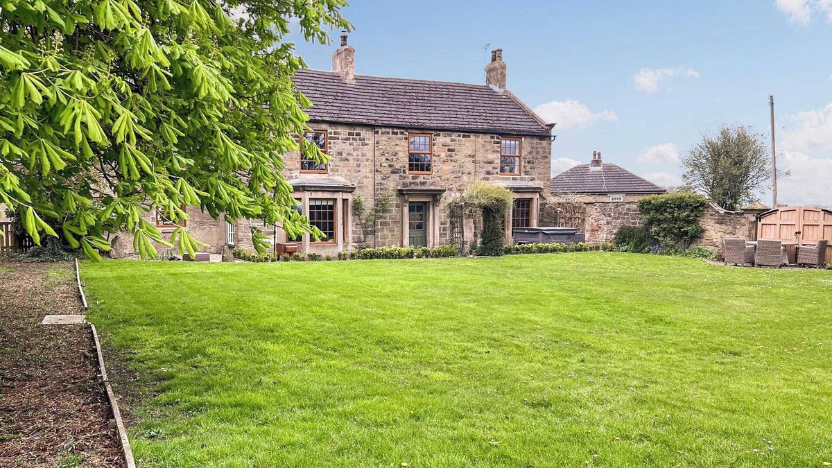 Pontefract Cottage | 3 bedroom accommodation in Featherstone, near Wakefield