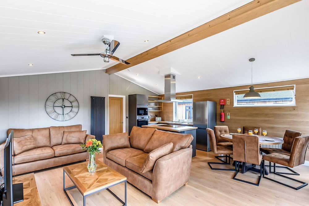 Saintbury Ski Chalet | 3 bedroom accommodation in Snitterfield, Stratford Upon Avon
