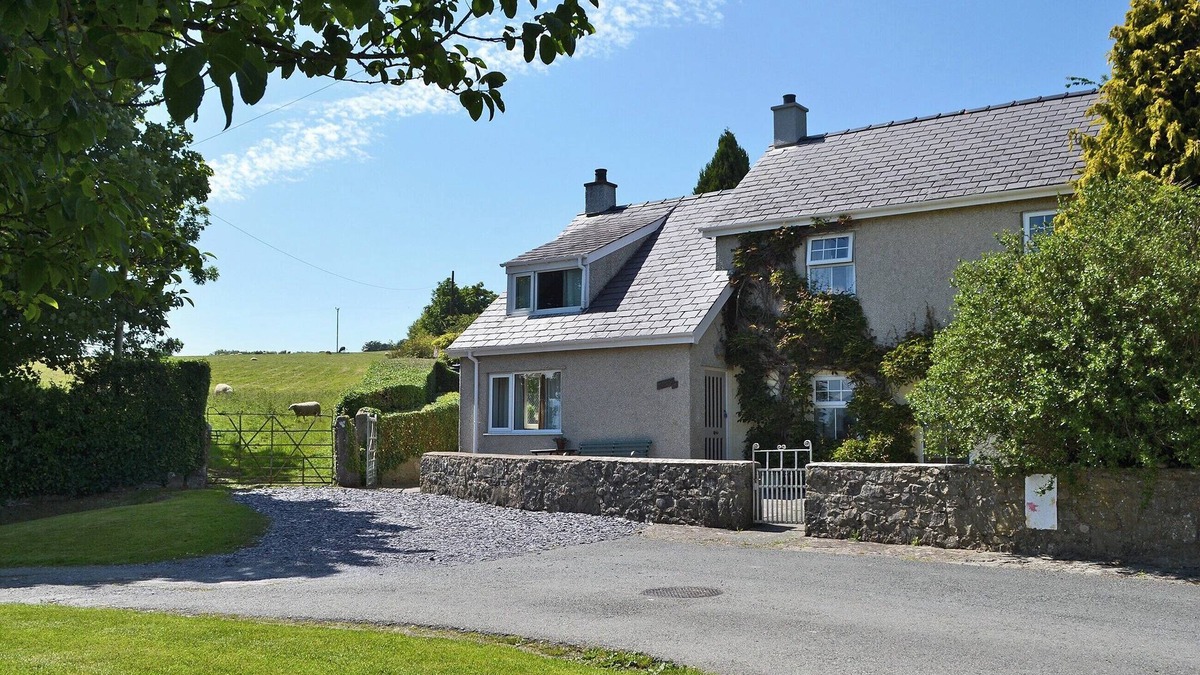 Beaumaris Cottage | 3 bedroom accommodation in Llangoed, near Beaumaris